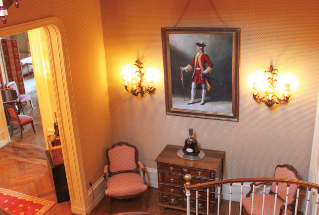 創業者のリチャードヘネシーの肖像画が飾られている